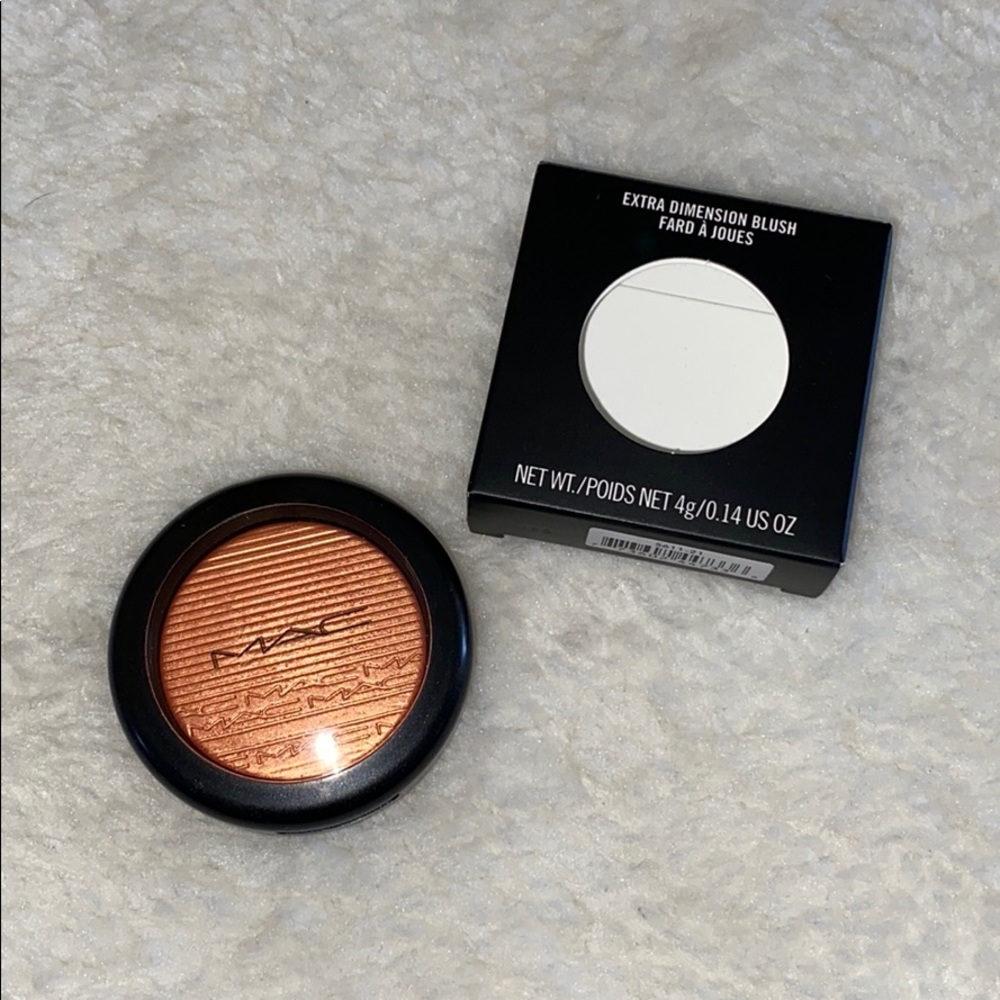 BNIB Mac Extra Dimension Blush Telling Glow